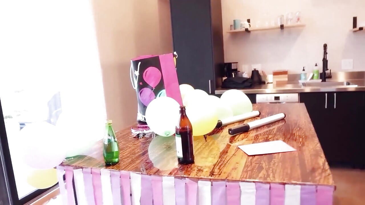 Innocenta Liddy Tyler robi tyłek do buzia ze swoim zdradzanym ojczymem w swoje 18 urodziny