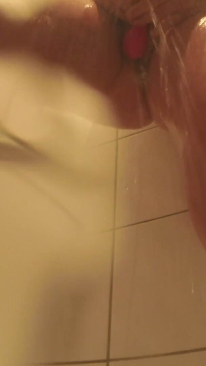 Masturbare excitată, pișat și muie a unei pule mari sub duș - mamă sexy Little Sunshine | Clip 1