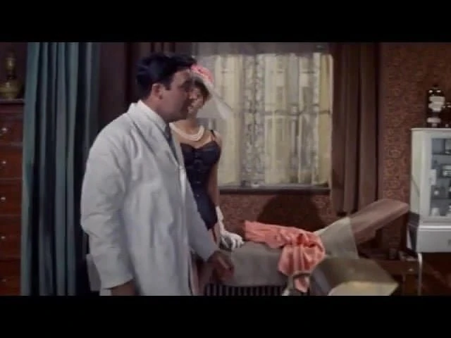 Sophiya lren men adhovastr aur nailan ke moze