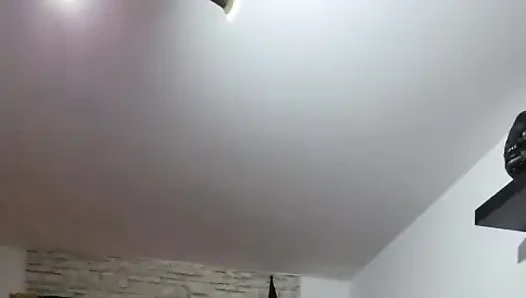 Orta yaşlı seksi kadın amcığını parmaklıyor ve fışkırtarak orgazm oluyor
