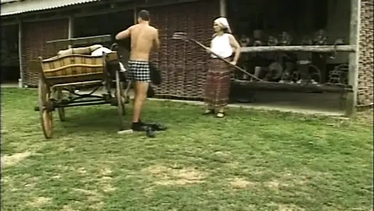 Грудастую крестьянскую девушку с волосатой киской трахнули и камшот в рот в любительском видео