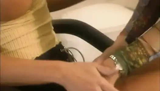 Aksi hot lesbian duo cewek hot rambut pirang yang saling muasin memek satu sama lain pakai dildo