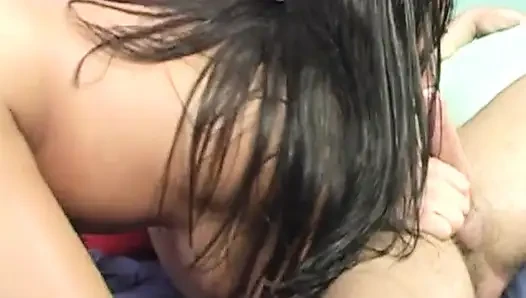 Sesi nyepong kontol sampai tenggorokan si cewek semok rambut cokelat ini dientot habis-habisan