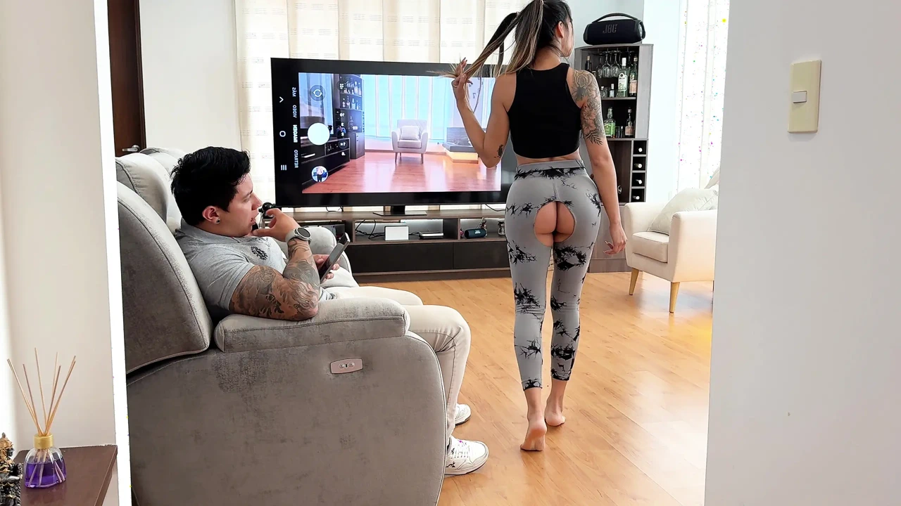 跆拳道？继父使用机器人吸尘器，这样他的继女就可以坐在假阳具上！