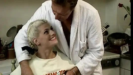 Süßes deutsches schätzchen in der küche