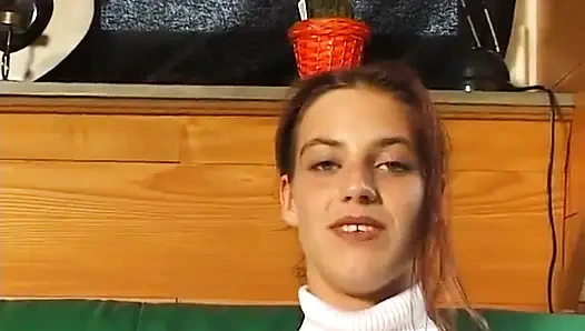 Рыжую тинку трахнули пальцами перед тем, как сосет хуй в экшене в видео от первого лица