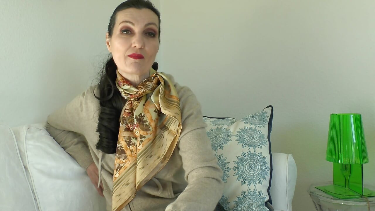 Pakai selendang sutera dan melancap di hadapan saya, Lady Victoria Valente