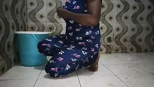 Pertunjukan mandi saranya istri hot tamil India