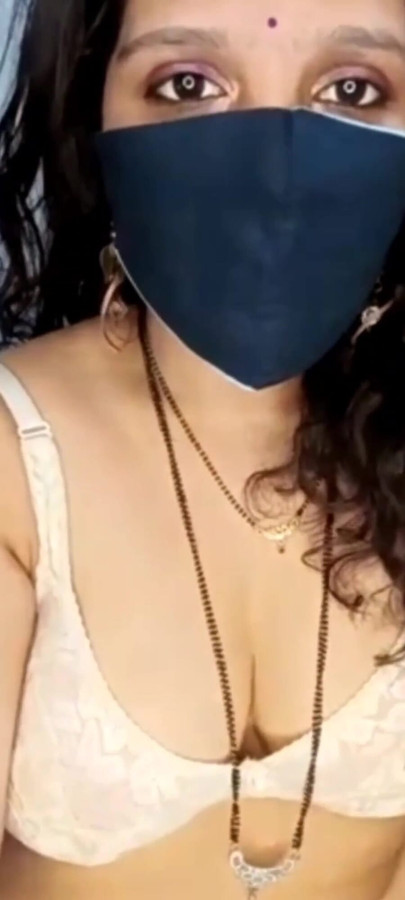 Δυνατή στιγμή από το "Desi Indian aunty self satisfaction on webcam"