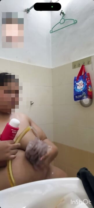 Desnuda en la ducha