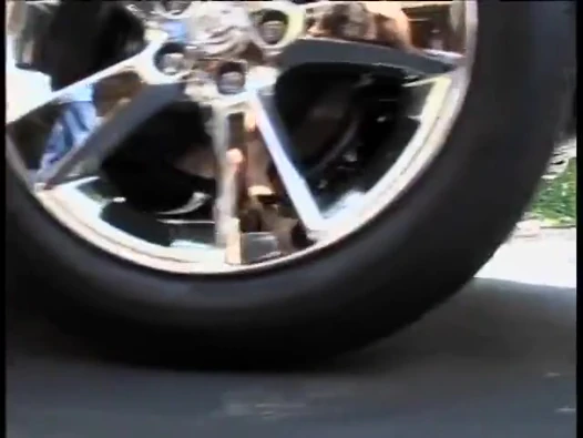 Cewek semok dengan stoking jala ini lagi asik nyepong dan ngentot 3 kontol di kursi tunggu