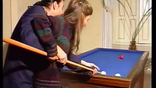 Сногсшибательную крошку из Германии трахнули на бильярдном столе