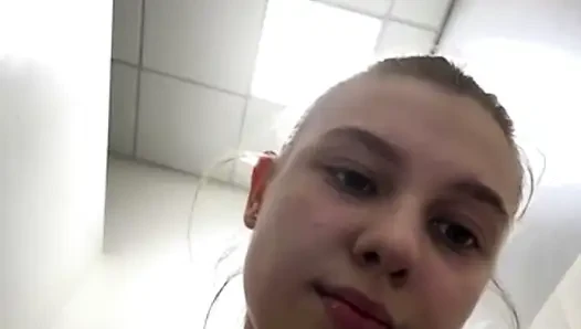 Трахаю пальцами киску в спортзале Jucielussie