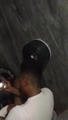 Espiando o gostoso tocar uma no banheiro