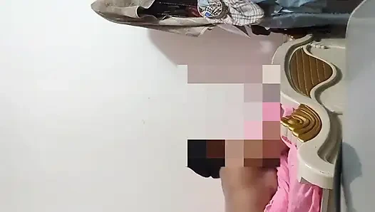 Twerking mentah dari seorang gadis seksi di tempat tidur - dia adalah api