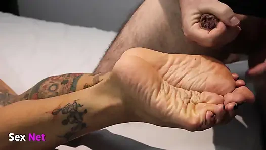 Брюнетка богиня делает горячую ногами в видео от первого лица