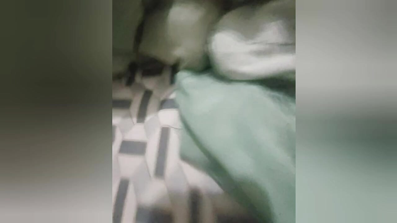 Κορίτσι Kochi στο δωμάτιο του ξενοδοχείου