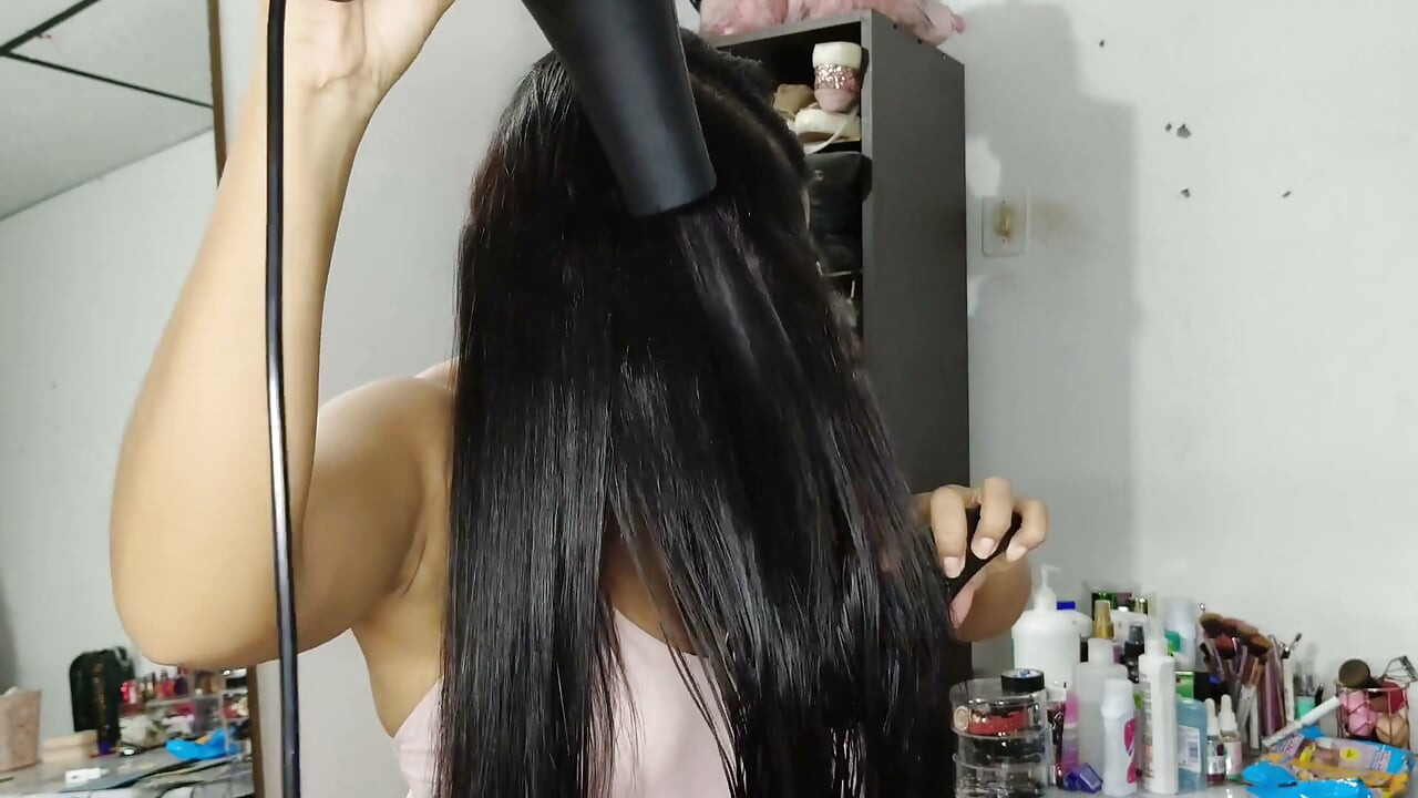 Mengeringkan dan menyikat rambut panjangku