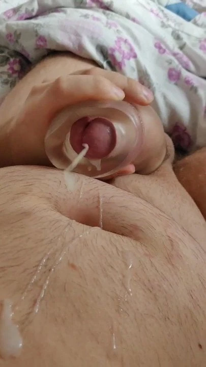 Fac laba cu jucaria si ejaculez