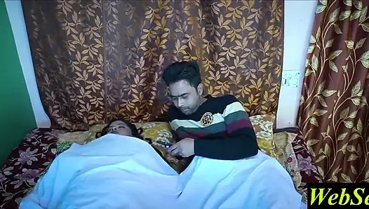 Evli Kadın Kocasını Arkadaşını Sikerken Yakaladı! Sert Sert Seks