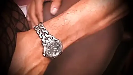 İki güzel siyah panterli üçlü seks canavar siyah yarakla sikiliyor ve ağzına boşaltıyor