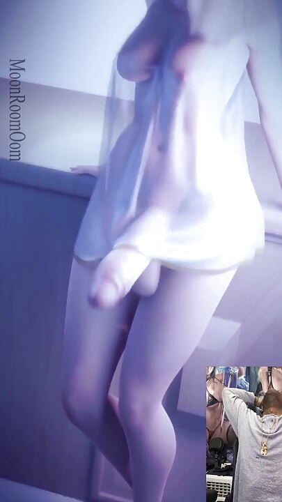 Noćna haljina, transrodna osoba postaje tako tvrda tako brzo da svršava posvuda