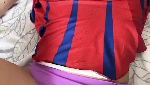 Büyük götlü ateşli ponpon kız iki yarakla sikişiyor