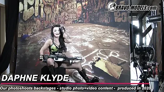 Фотосессия за кулисами, Daphne Klyde - Взрослый