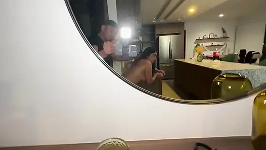 Возбужденная мексиканка трахает своего горячего сводного брата на балконе их дома, светит ее огромные груди на открытом воздухе!