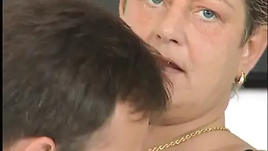 Blonde oma in strümpfen und dessous lutscht schwanz, während muschi geleckt wird