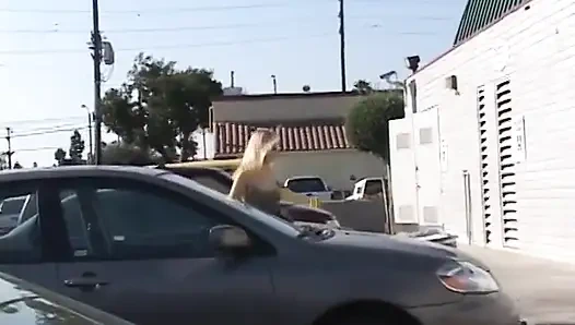 Vollbusige milf-blondine wurde auf der straße abgeholt und hart gefickt