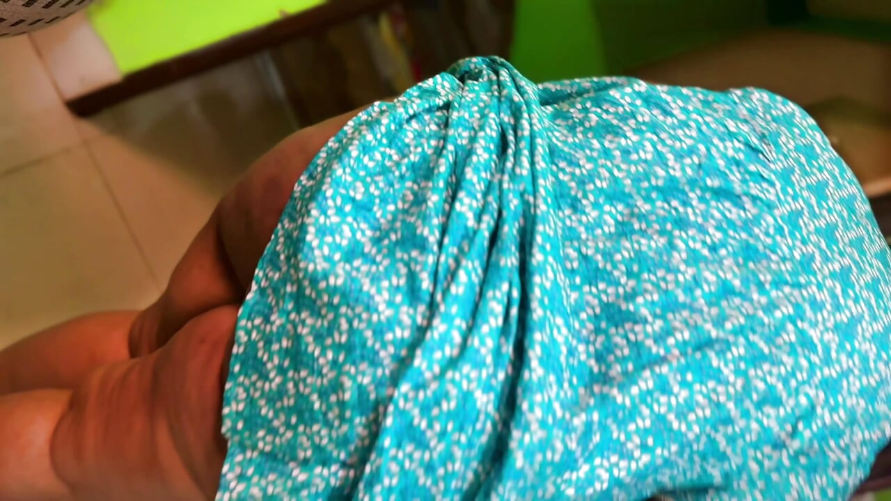 POV : zgodna indijska sobarica sa velikim dupetom čisti moju sobu & vidim njeno golo dupe i ogromne sise i započnite drkanje - desi hindi seks mms