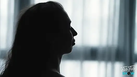 Великолепную брюнетку трахает ее массажист - ролевая игра Laura