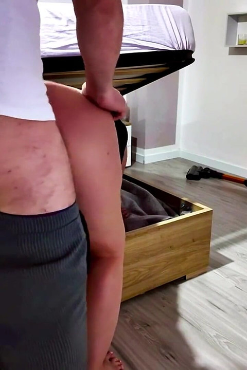 The Naked Stepmother with Big Tits Let Him Stick His Cock in Her Ass Stuck Under the Bed