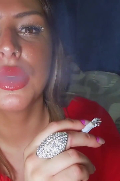 Rauchendes prollige britin mit rotem lippenstift