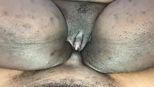 Grosse femme noire avec un gros clito