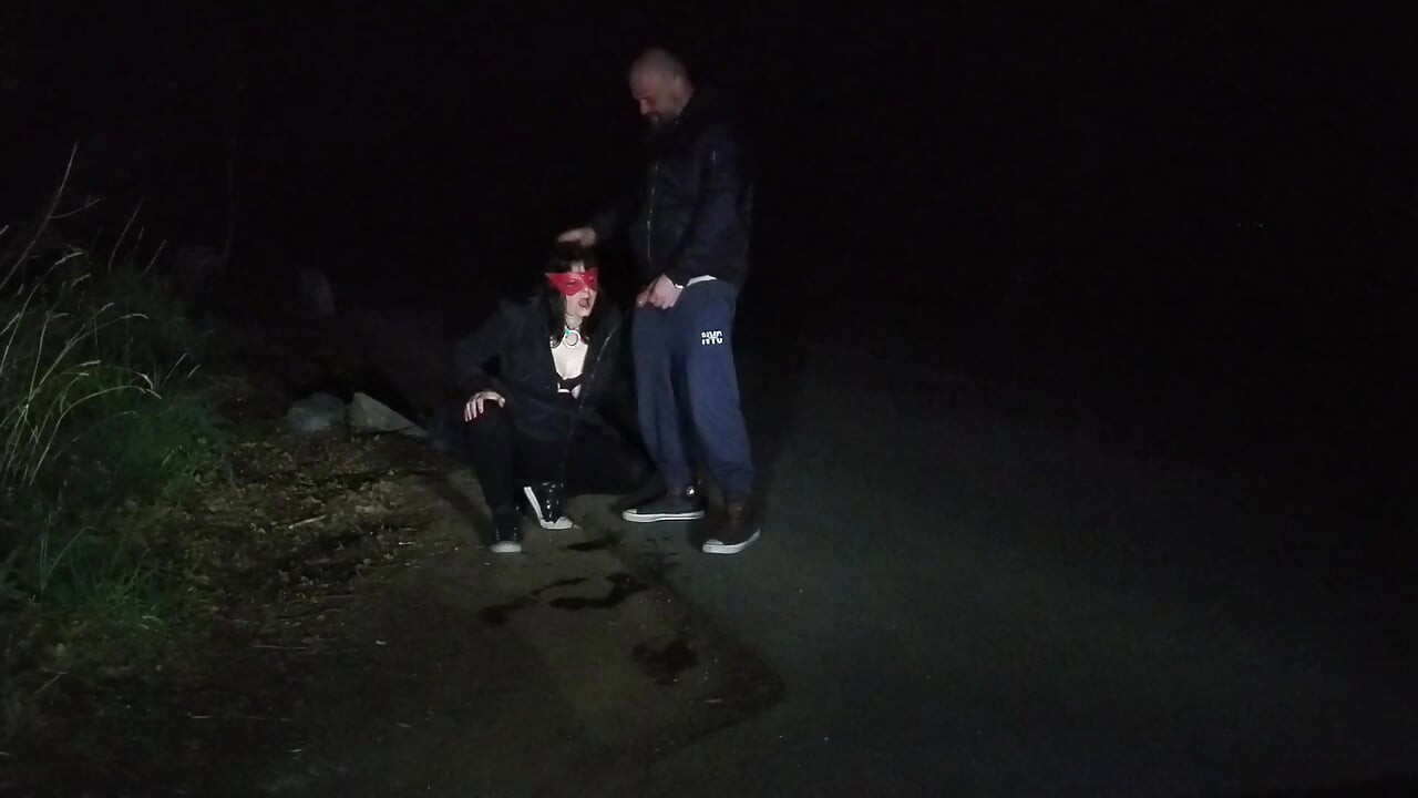 Ούρηση στο πρόσωπο της γυναίκας σε εξωτερικό χώρο, χρυσό ντους