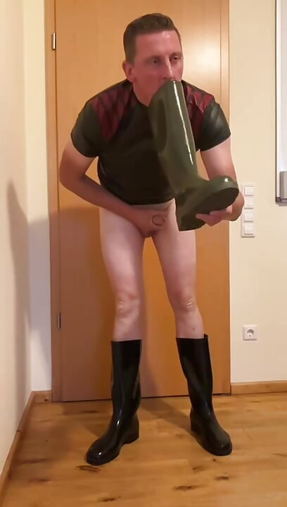 صنم 👢 الأحذية المطاطية الحذاء يحصل مارس الجنس وتلطيخ لطيف