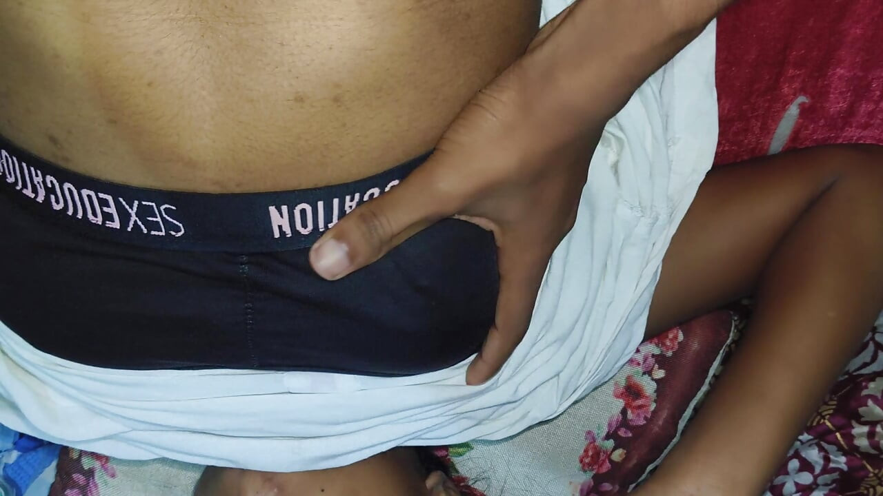 Desi indiai mostohanővér és mostohatestvér osztozik az ágyon éjszaka kanos lesz Váratlan szex, Desi indiai gyönyörű mostohanővér szex MMS