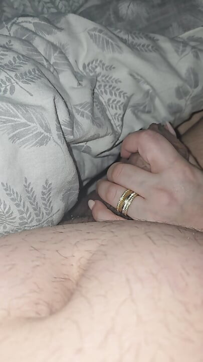 Une femme infidèle branle l’artiste du village, grosse bite dans sa chambre