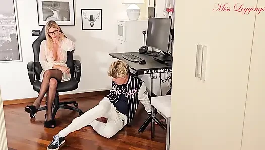 Bir milf pornosu oyunu, en iyi arkadaşının bakire üvey oğluna