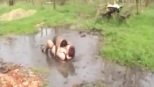 Vahşi çamur güreşi sert yatak odasında sekse dönüşüyor