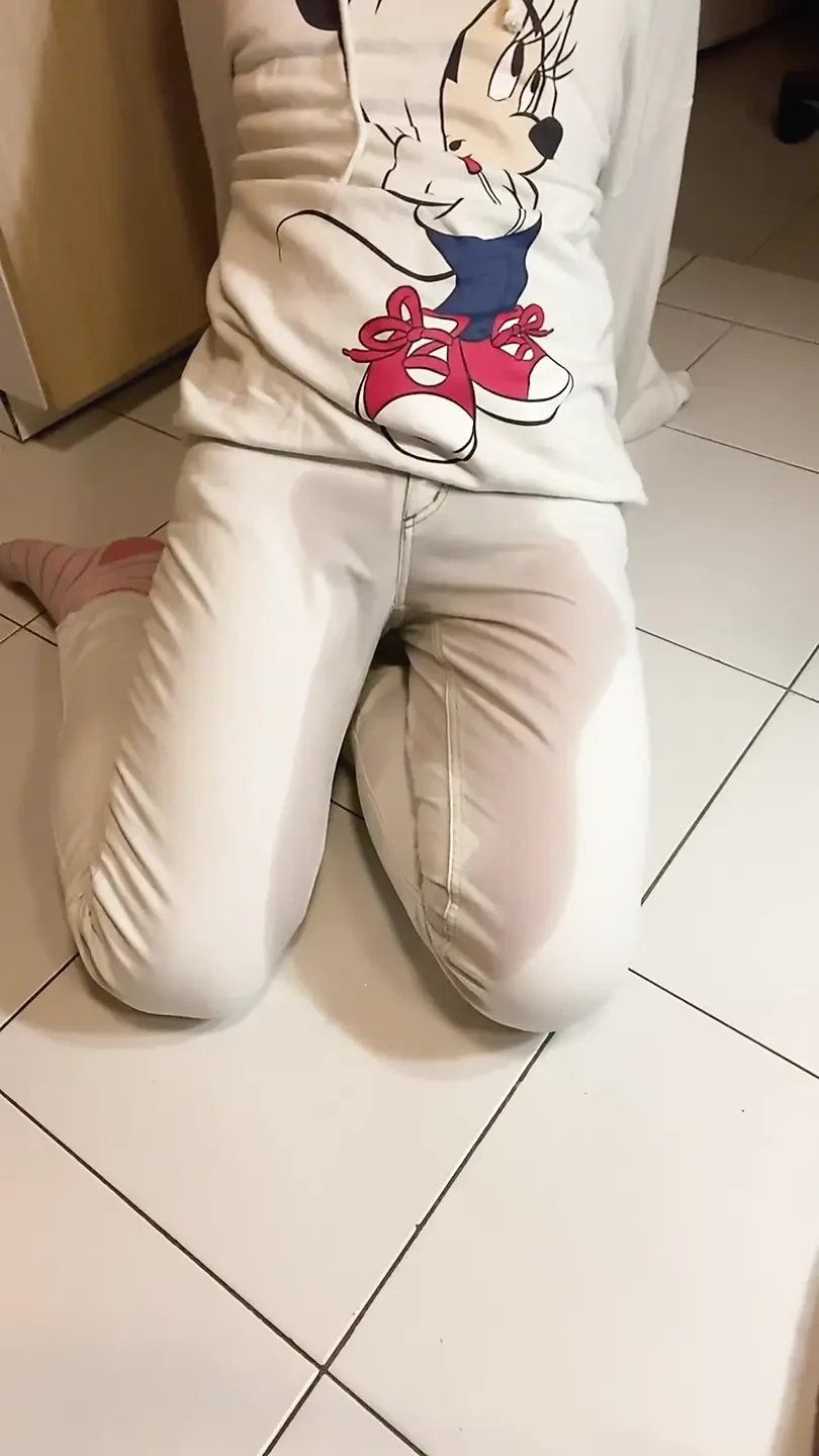 أحب الشعور ببولي الدافئ في بنطالي الجينز الأبيض