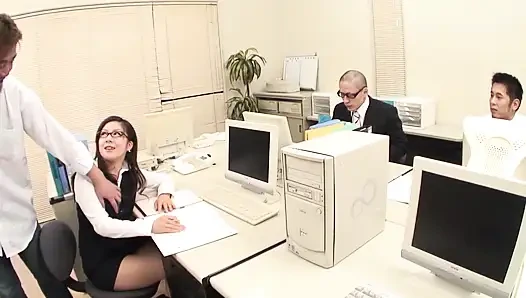 Kaltak büyük dildolarla çifte penetrasyondan hoşlanıyor ve sonra boşalmak için büyük sert yaraklar alıyor