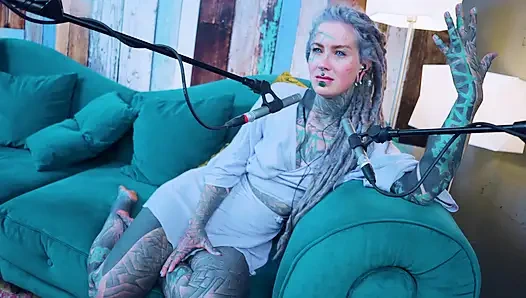 Ich spreche über G - Grattitude- ASMR podcast SFW spricht goth dünnes mädchen dreadlocks tattoo-model mit tinte mädchen