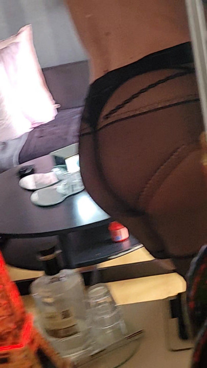 Kurva u otvorenim najlonkama🍌Ogroman kurac od trav vanessabitchx