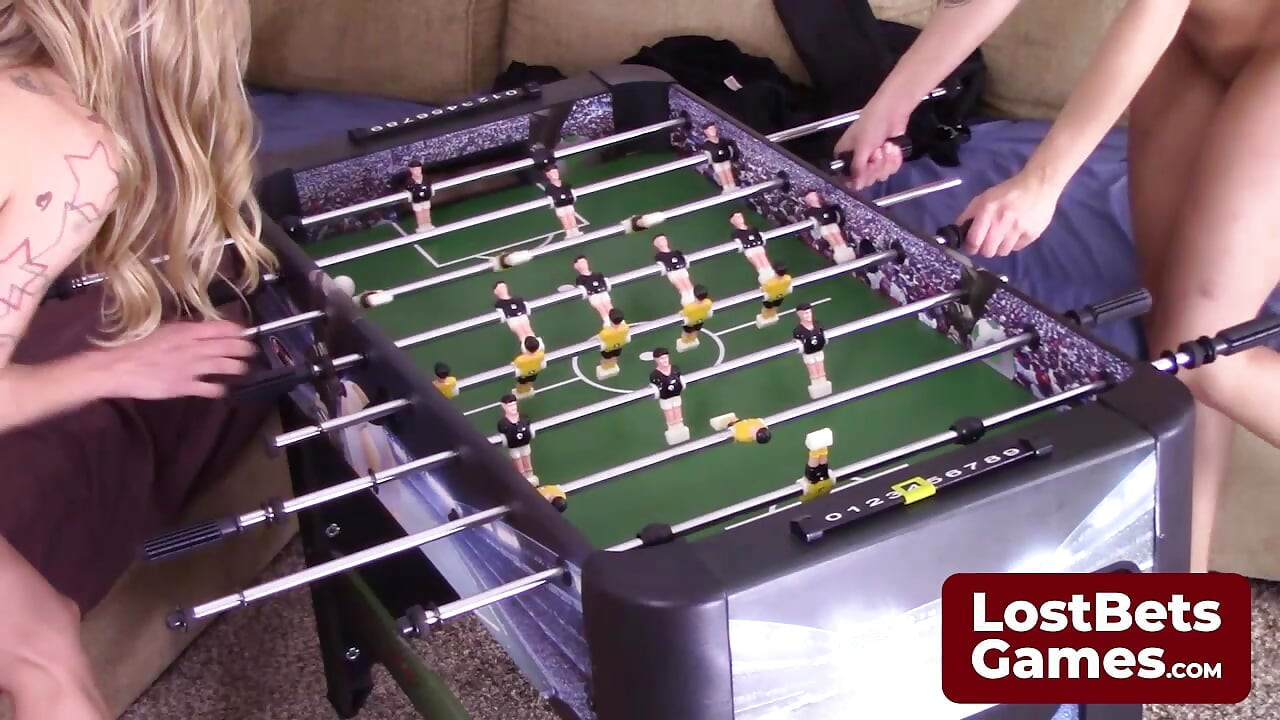 De Strip Foosball-spel verliezer smeekt om nog een ronde