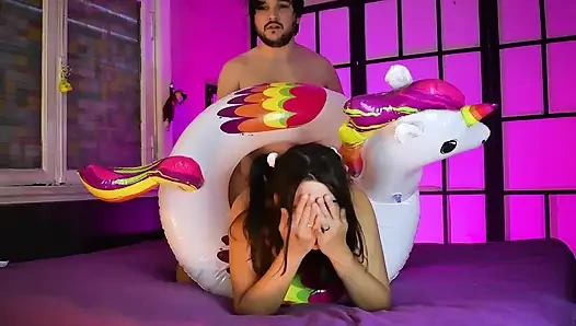 Секс раком на надувном единороге