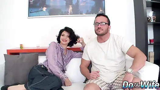 Lina arian si istri sange lagi asik nyepong kontol suaminya