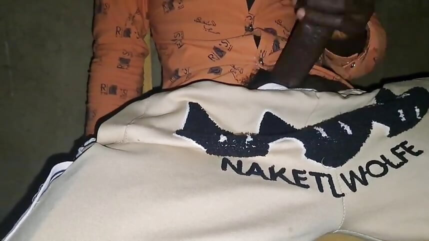 Veliki crni kurac napunjen snagom bazuke